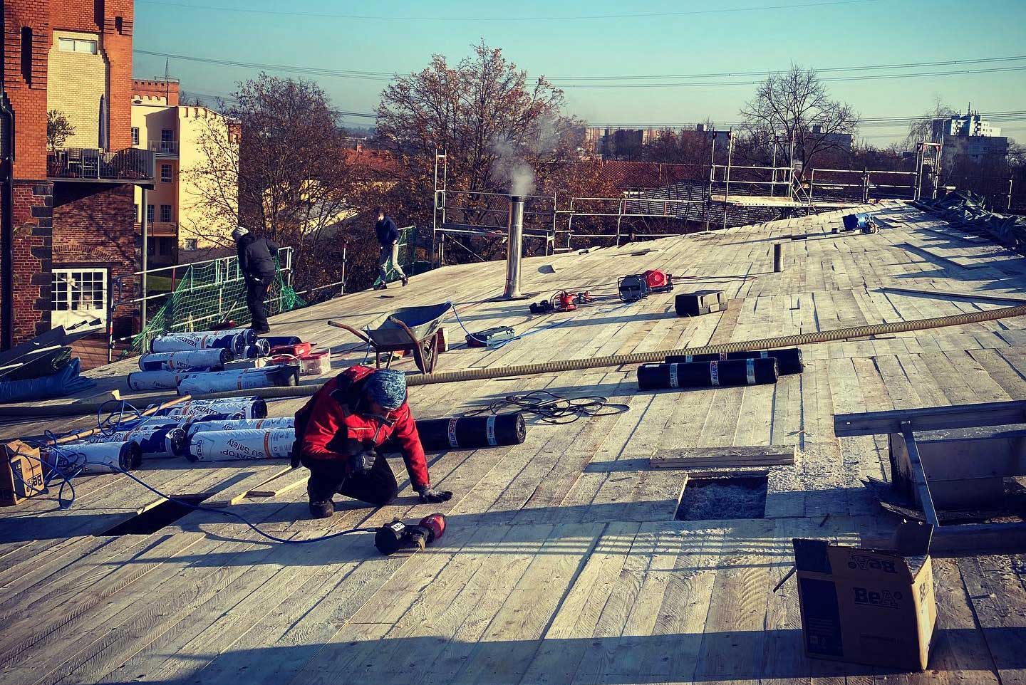 Bild von Männer, die auf dem Dach arbeiten